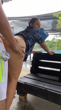 Riskantní sex ve venkovním bazénu