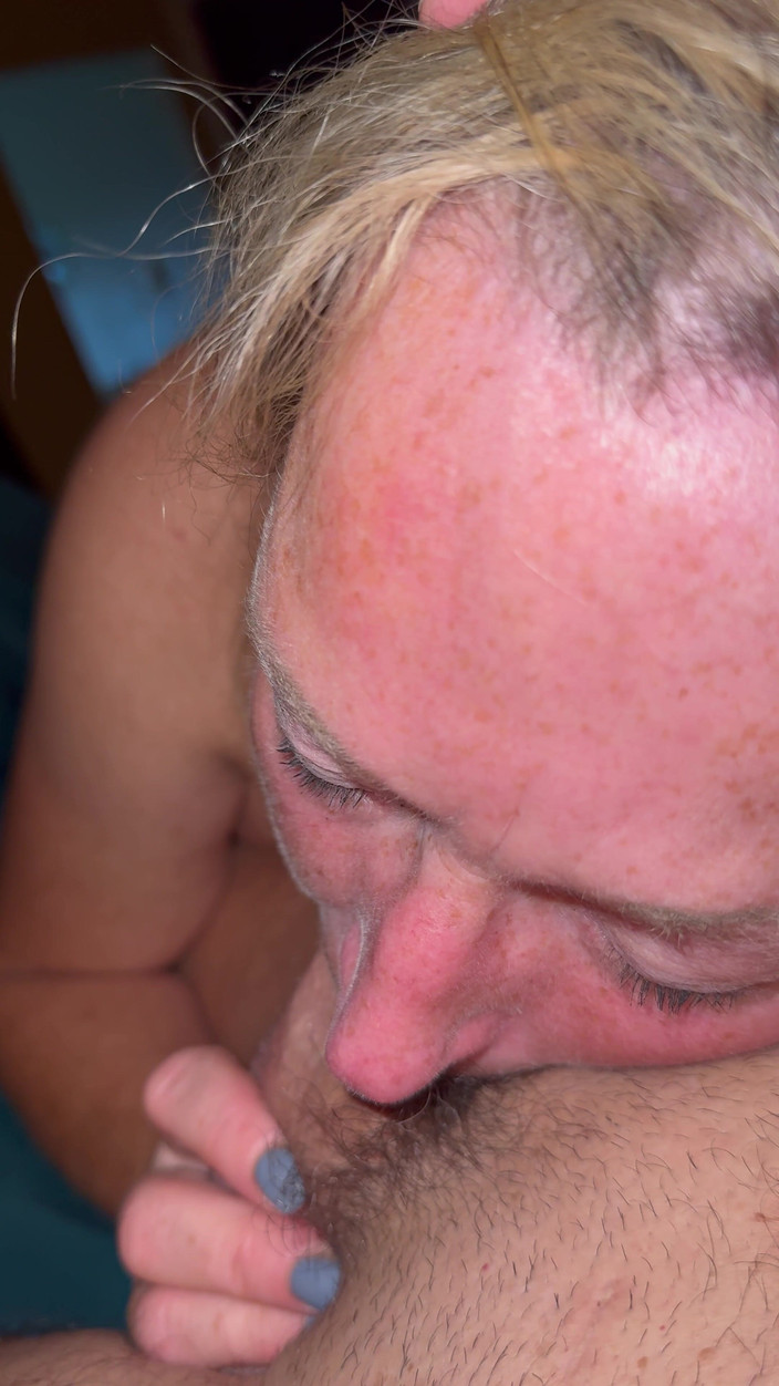 Bonewizzard69: Oral, une MILF blonde aux taches de rousseur aux yeux...