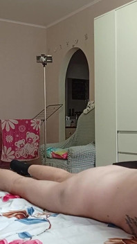 Vizinho faz uma massagem corporal e masturba meu pau antes de gozar