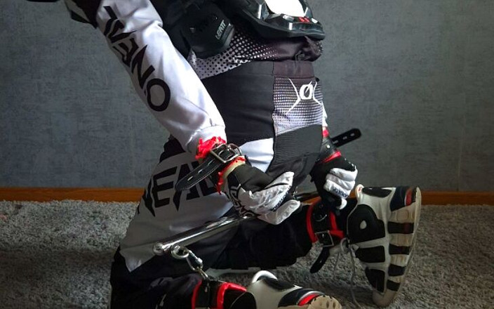 Sneakersmax98: Zelfbondage van een hete motorrijder in volledige versnelling