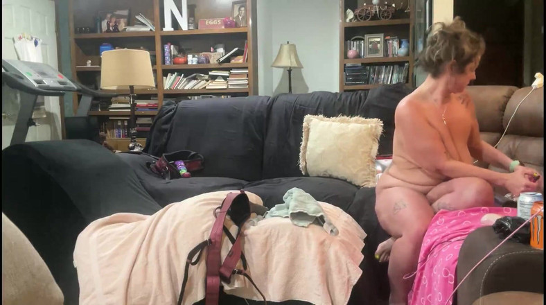 Krash_n_Babi: Завжди з повним ротом. Починається з пеггінгу, але потім він отримує мінет.