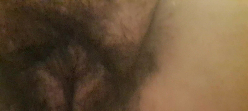 Mommy big hairy pussy: 熟女阴毛浓密的阴道特写