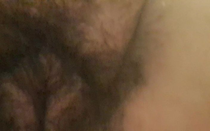 Mommy big hairy pussy: Vagin poilu d’une MILF mature en gros plan
