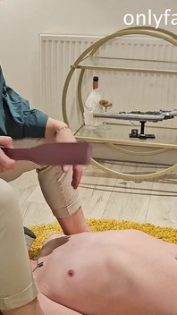 Legato per adorare i piedi di signore
