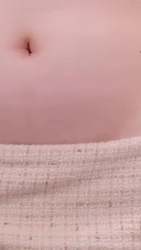 Blada śliczna kobieta z naturalnym urokiem, zabawna ciekawość uchwycona w intymnym momencie skupienia się na sobie 2nd