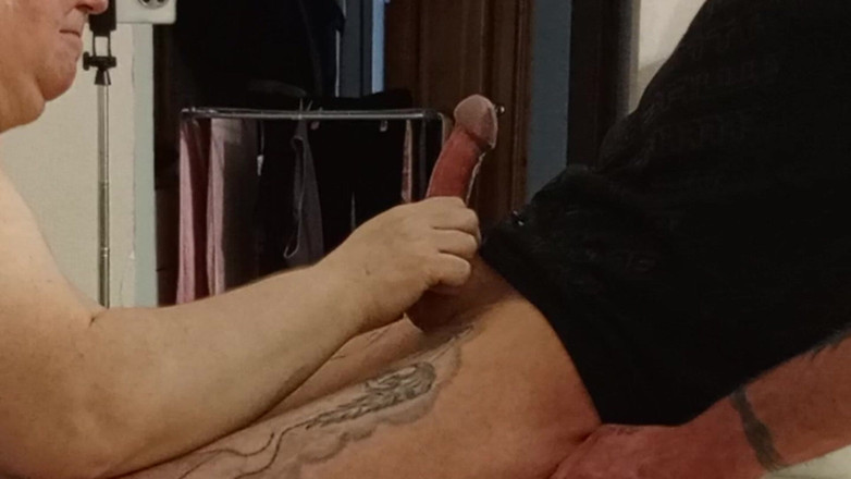 Zona901: Soused dělá ruční práci s naolejovým čůrákem