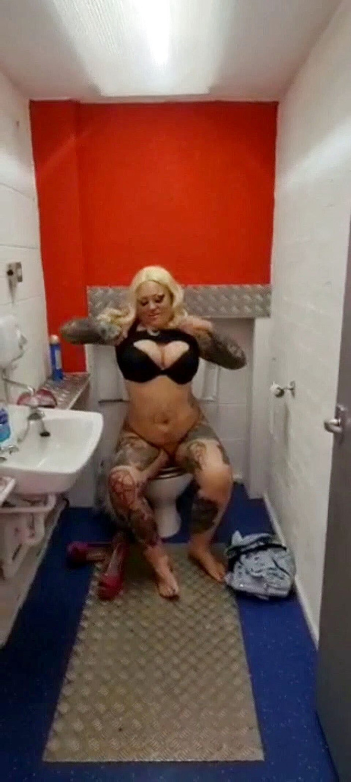 Riouksexy: Трахаю себя в туалете супермаркета