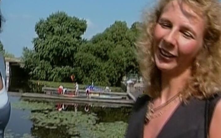 Deutscher hardcore: Mooie Duitse babe deelt lul met hete blonde milf