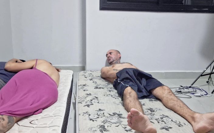 ksalnovinhos: Деля кровать с ее Куньей и ее куколдом мужем, я трахал ее за спиной куколда, пока он отдыхал