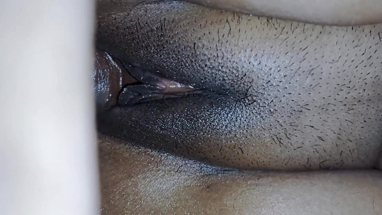 Faryal: Une bhabhi indienne se fait huiler la chatte, partie 2, gros...