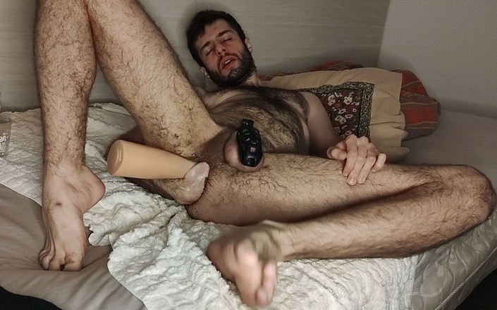 CcCrRr3321: 배에 갇힌 채 이중 피스팅을 거부할 수 없는 소년