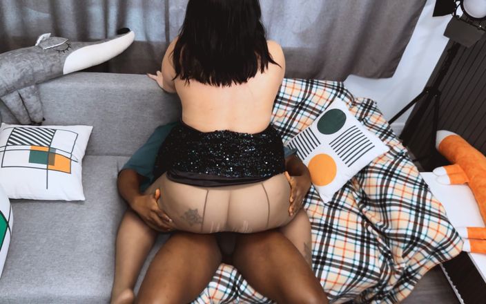 Pantyhose me porn videos: Baculatá brunetka v punčochách dostane creampie do kundičky černochem