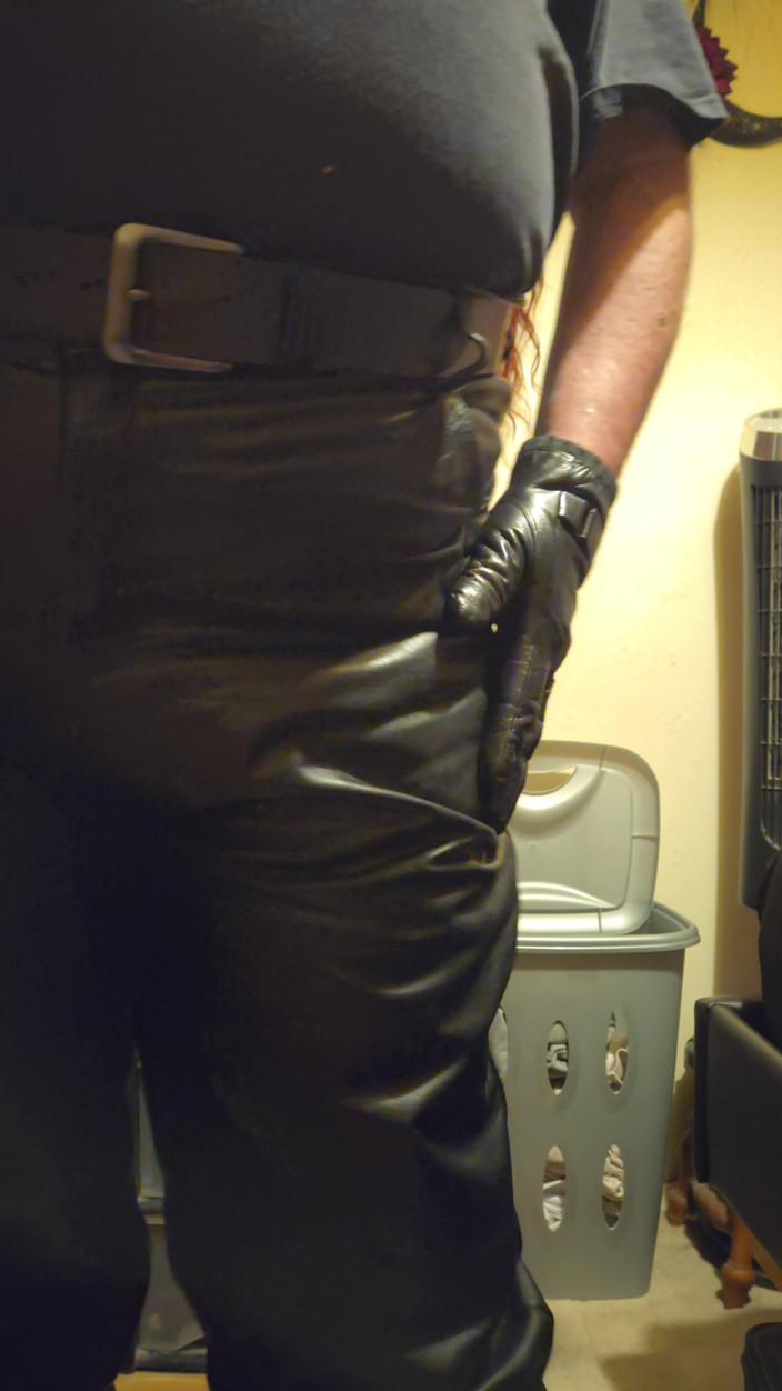 Leatherman63: Vrzání v mých nových kožených kalhotách