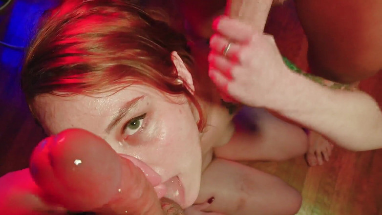 PNW Porn: Dziwka żona ssie dwa kutasy Prawie traci oko