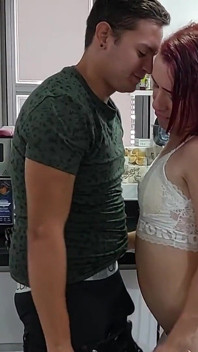 Pacar Kakak Tiri Saya Berjalan-jalan Dengan Pakaian Tipis