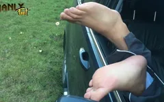 Ik daag je uit om ze te likken terwijl je voorbij loopt - rijpe stinkende reetvoeten uit autoraam - Manlyfoot