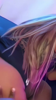 MILF blonde panas dengan tetek besar Tia Layne ketagih dengan zakar hitam besar