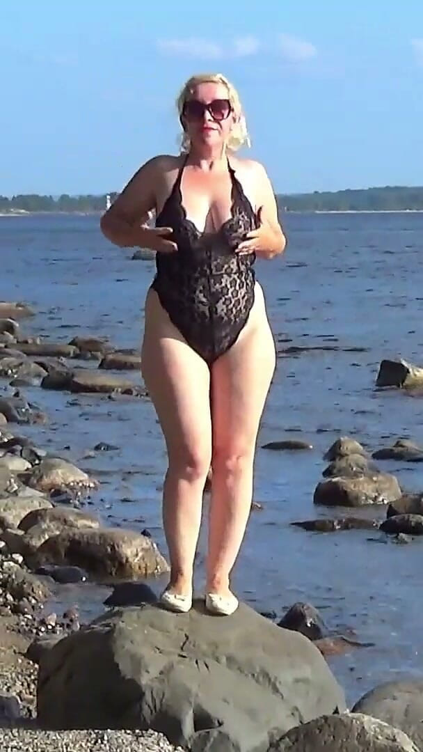 RedRoseRus: Teasing and Rinsing Her Pussy in the Lake.