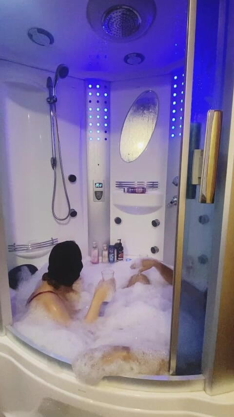 Six my and wife: Divertimento arabo davanti alla doccia