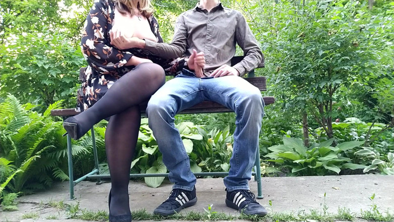 OurFetishLife: Parkta külotlu çoraplı edepsiz orta yaşlı seksi kadının bankta maceraları