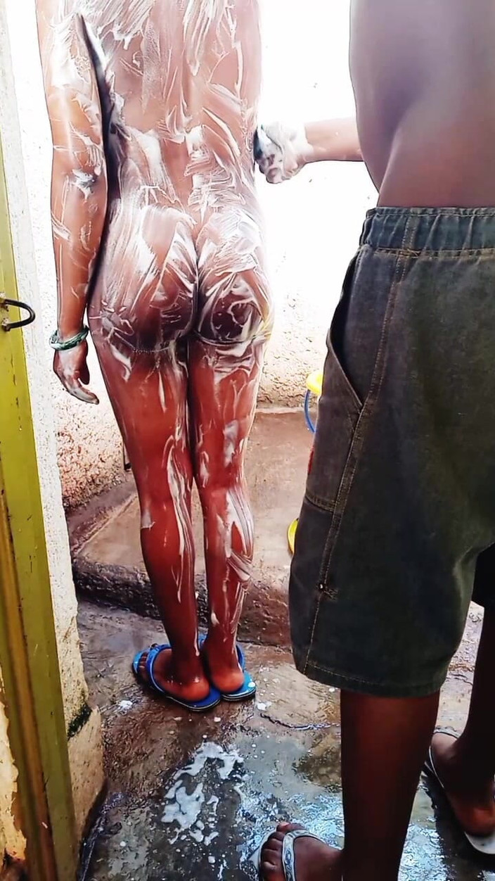 Me and my new slut: Hamile kız arkadaşımı kirli ortamda açık havada banyo yapıyor