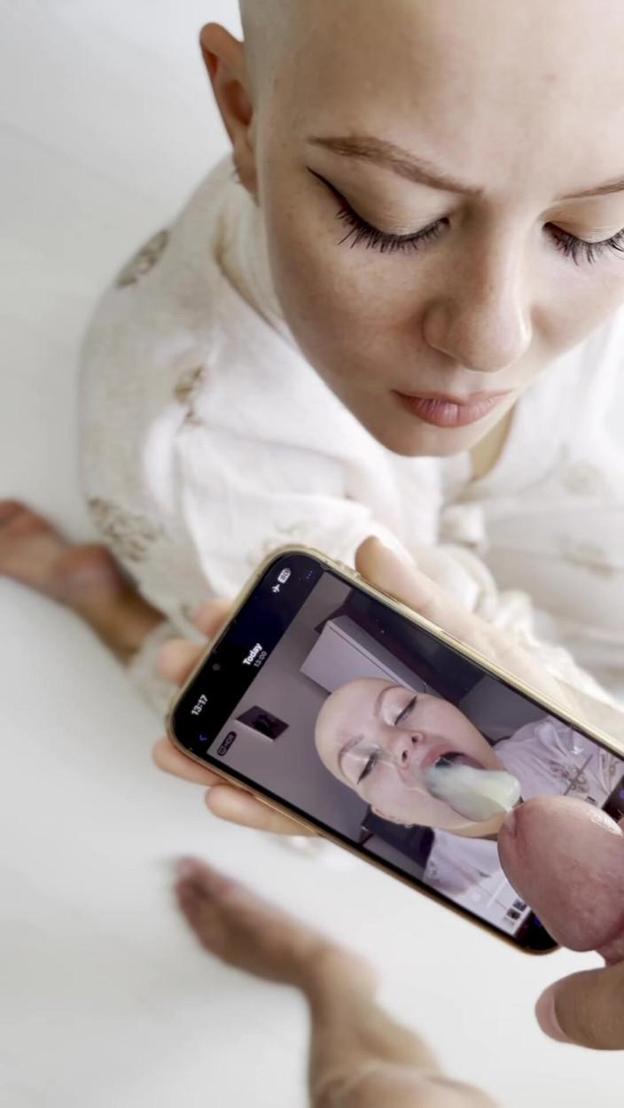 Vilu_and_Mi: Cumtribute – awek botak membersihkan telefonnya selepas itu