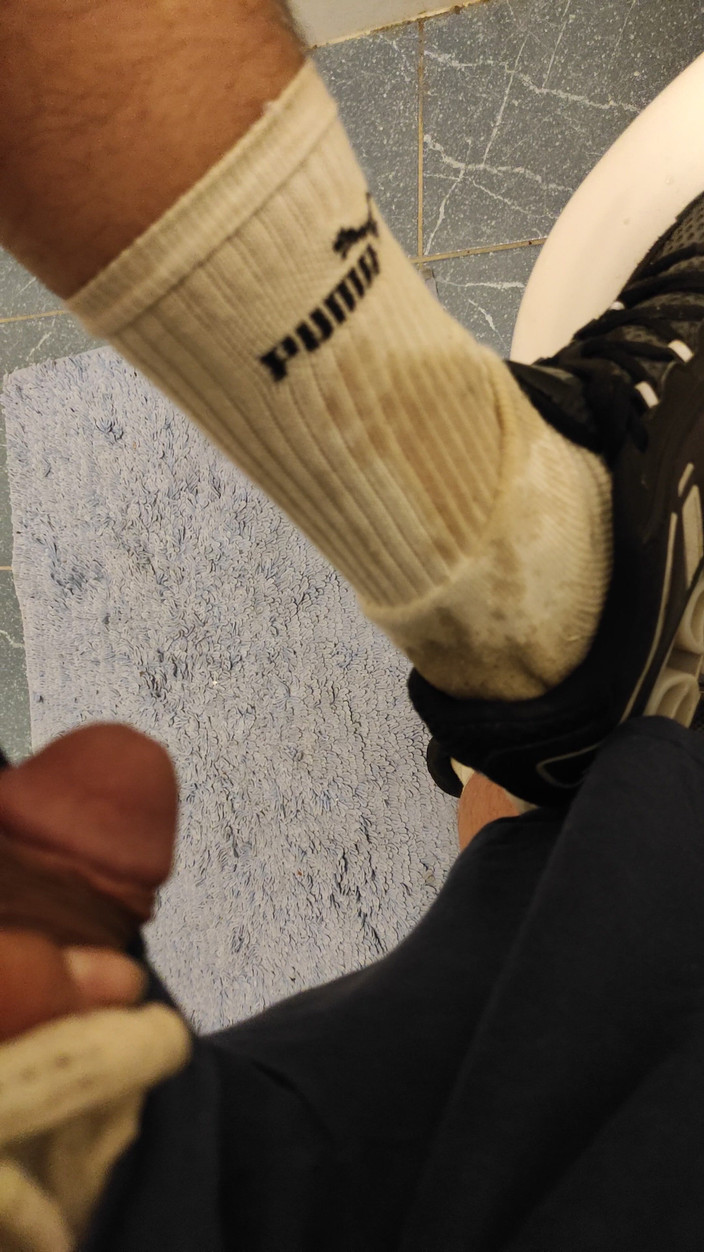 SmokedAlloy2: Dirtyjunkbro (DJ -bro) dans les toilettes, chaussettes de pisse totalement mouillées et...