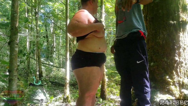 24KBBC: Bbw-buurvrouw en ik hebben plezier in het bos