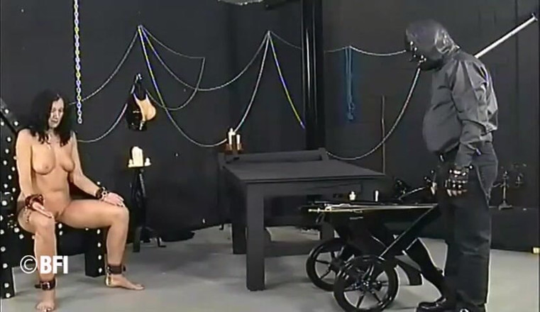 House of lords and mistresses in the spanking zone: Svázaná děvka je bičována a potrestána
