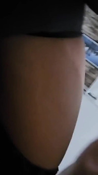 Sexy miLF matura si fa scopare il culo e sperma sulla sua gonna di pelle