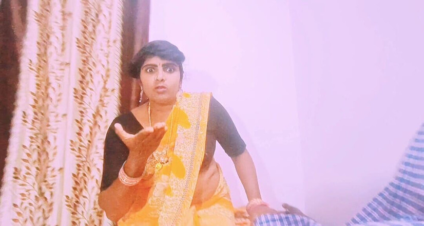 Telugu honey lips: भारतीय सौतेली मम्मी और सौतेला बेटा तेलुगु गंदी बातचीत करते हुए।