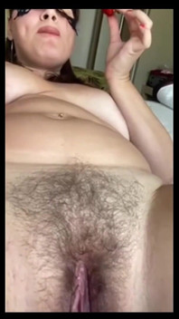 털이 많은 딸기. 자위할 때 털이 많고 물총. 음식에 대한 페티쉬.