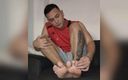 Tomas Styl: Tom montre ses pieds latinos