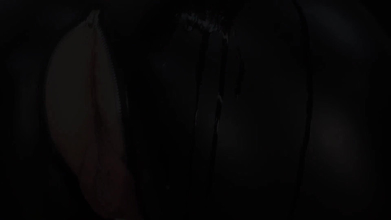 Popp Sylvie: 내 보지는 가죽 드레스를 입고 존나 쪼이는