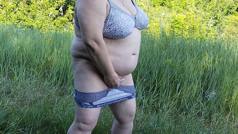 Zona901: Stepmom Undressed in the Park and Staged a Pissing