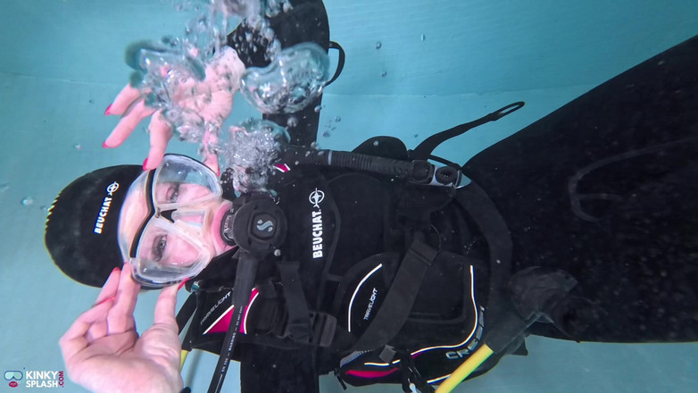 UKCuteGirl: Bubble necken: Unterwasser-WICHsanleitung in voller Tauchausrüstung