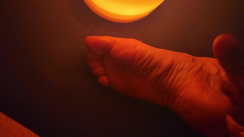 Bare Feet Couple: Pancutan solo pada saya sendiri yang dikurung, tapak kaki dan...