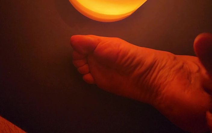 Bare Feet Couple: Solo Cum on My Own Curled, Wrinkled Soles and Toes -...