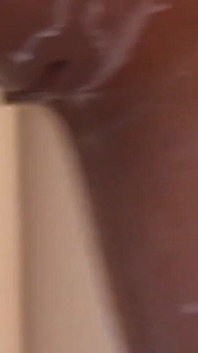 Vollbusige MILF Sharon Pink in der Küche wäscht geschirr, dann bin ich gekommen, um sie zu stören ... sie spuckt milch auf ihre titten und masturbiert