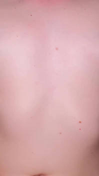 Une demi-sœur de 18 ans se fait éjaculer sur ses petits seins !