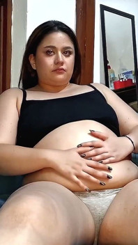 Nicole mete un sándwich monstruo y frota su vientre completo