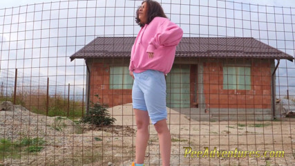 Pee Adventures: Menina hipster troca de roupa molhada e faz xixi ao...