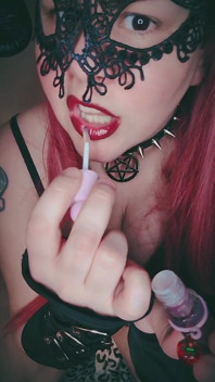 Svůdná MILF ukazuje kundičku