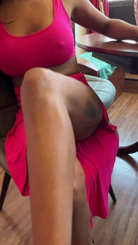 Spectaculaire Braziliaanse Indische vrouw zittend op een paal met lust
