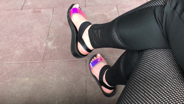 Goddess Misha Goldy: Mis nuevas sandalias brillantes y dedos de los pies se...