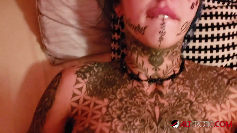 Alt Erotic: Inked up skönhet Amber Luke längtar efter en stor kuk
