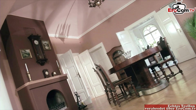 EroCom: O blondă drăguță se fute în haine