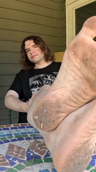 Předvádím své špinavé nohy