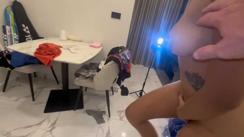 Blond_withasian: Blondhaarige Asiatin liebt es zu saugen und wird von einem...