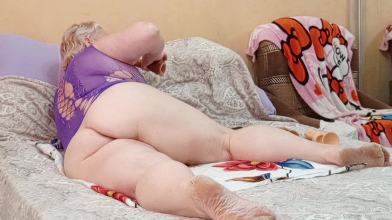 Zona901: Un'amica si è alzata alla pecorina e si masturba la figa...